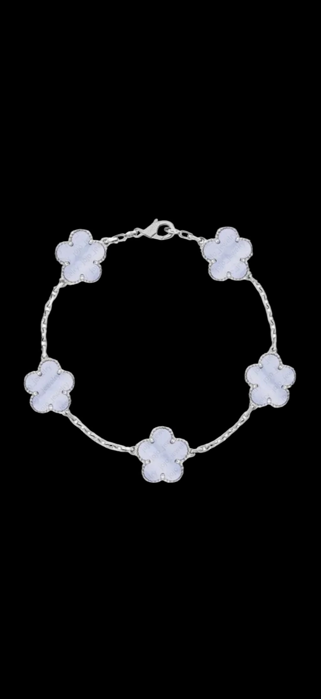 Elegant clover bracelet