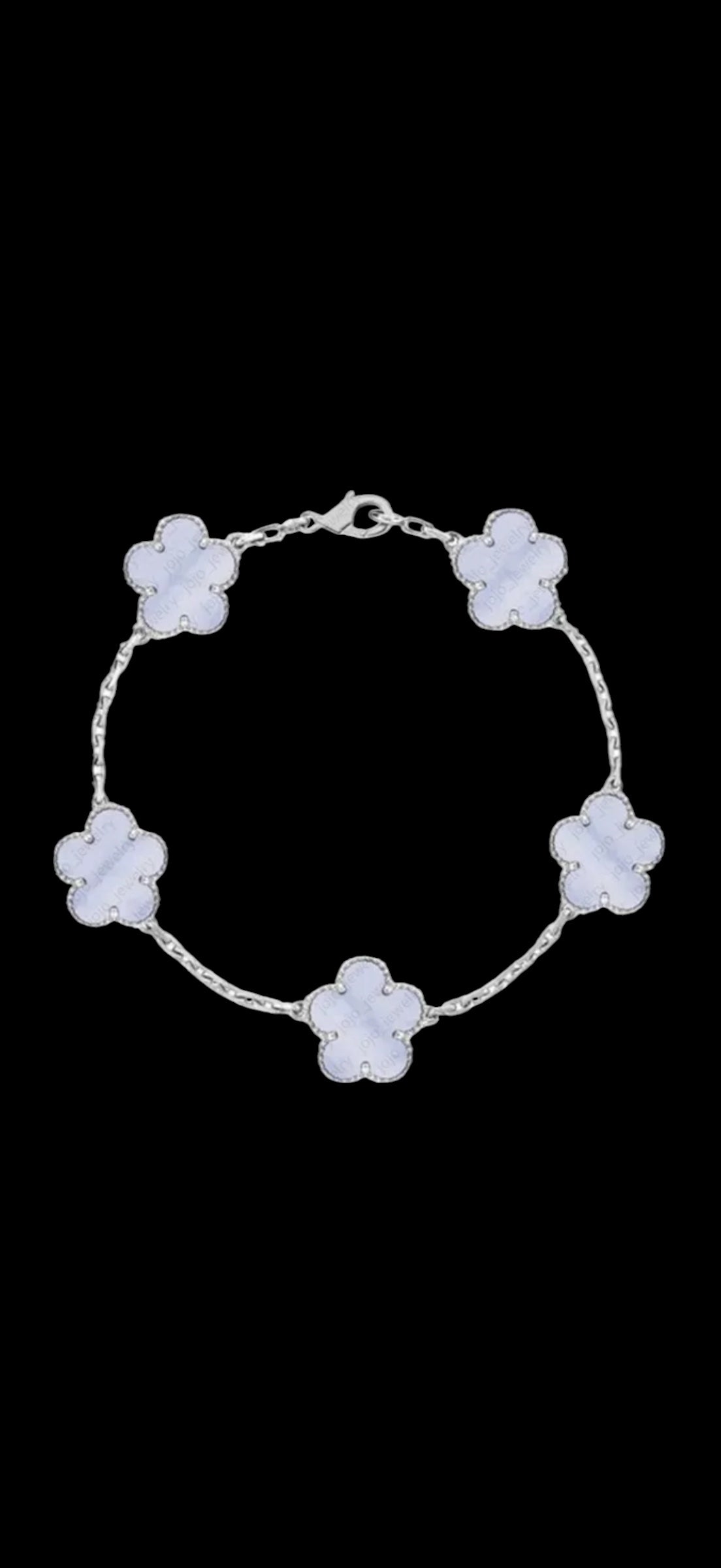 Elegant clover bracelet