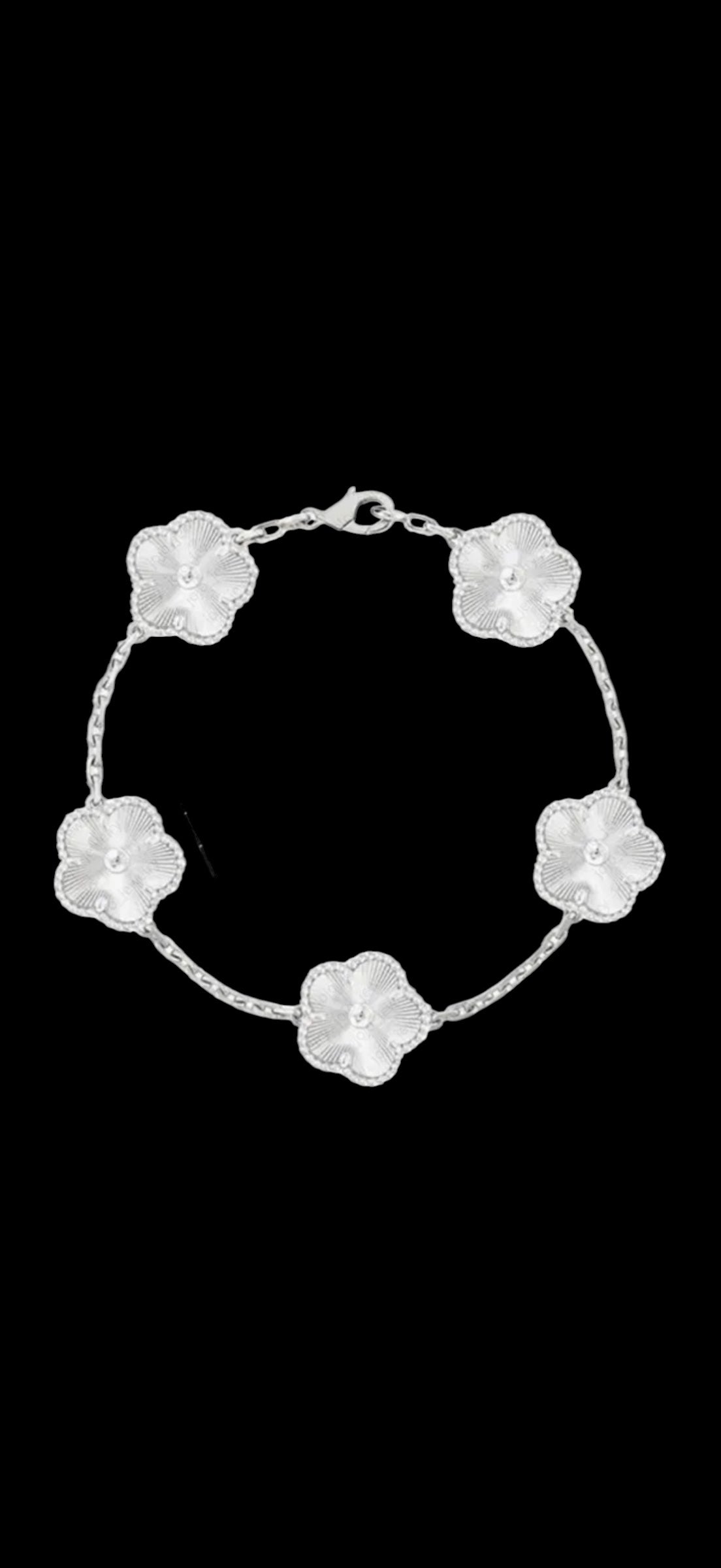 Elegant clover bracelet