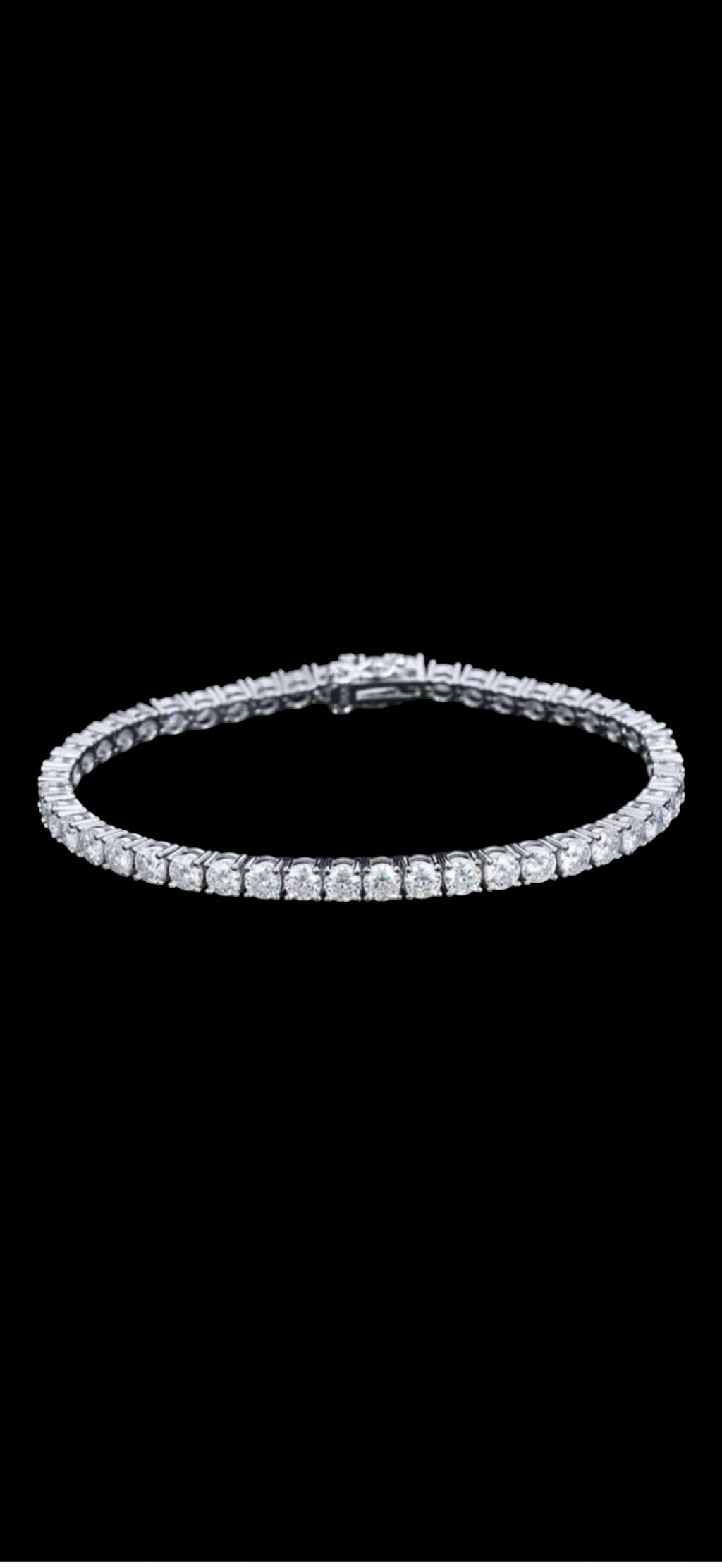 Luxurious diamond bracelet
