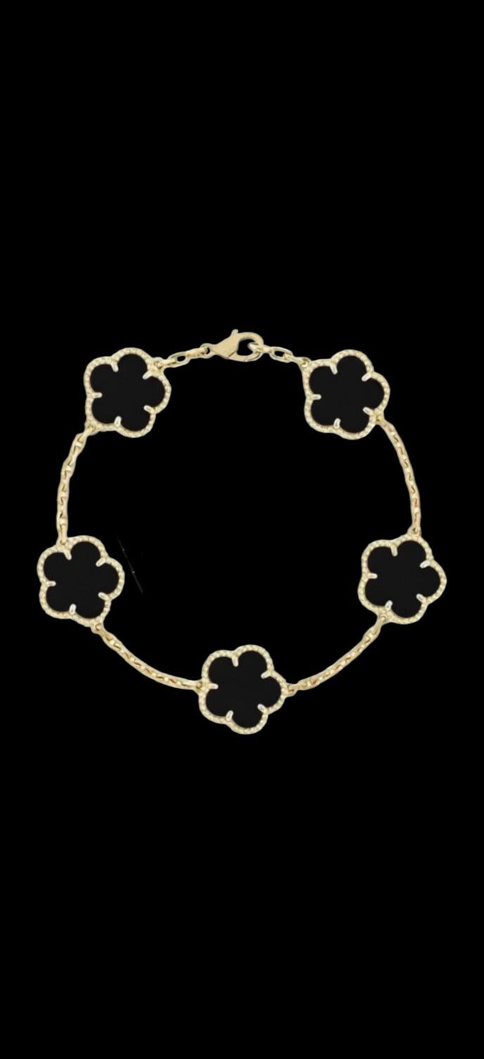 Elegant clover bracelet