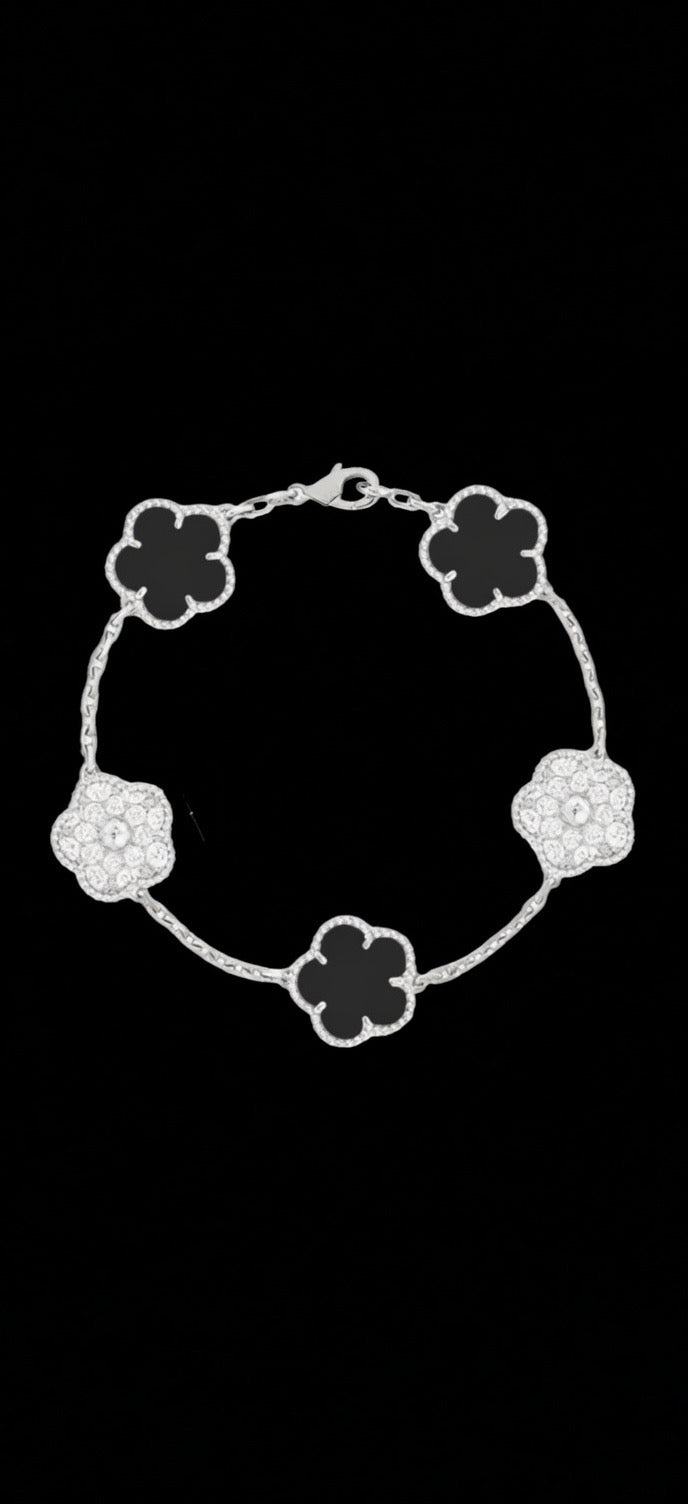 Elegant clover bracelet