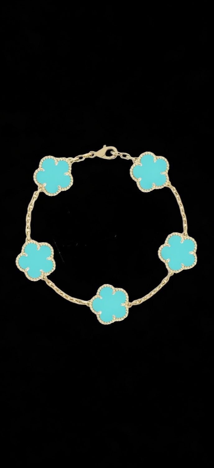 Elegant clover bracelet